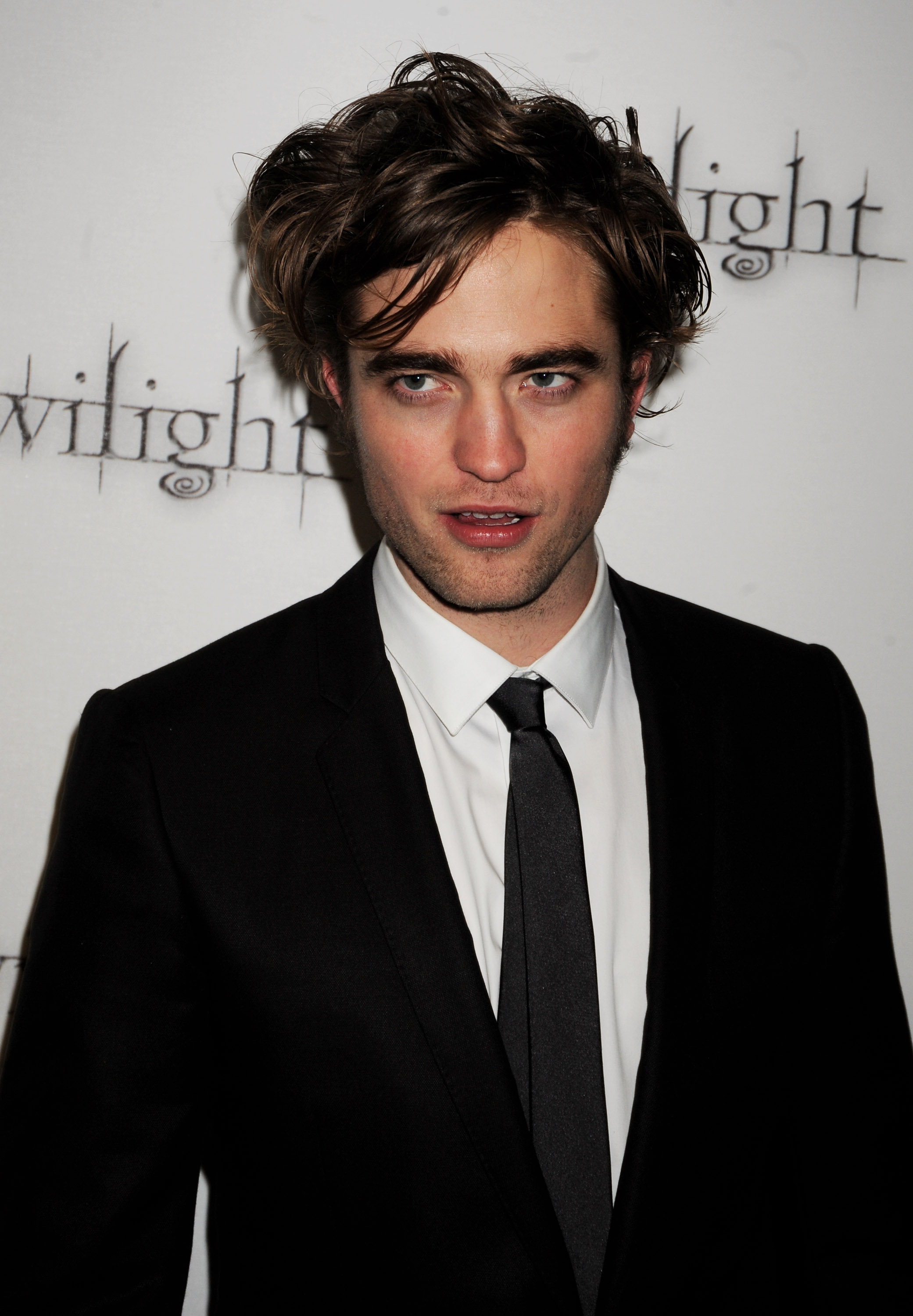 December 03 Twilight Uk Premiere 2008 Rp1203 062 Pattinson Point